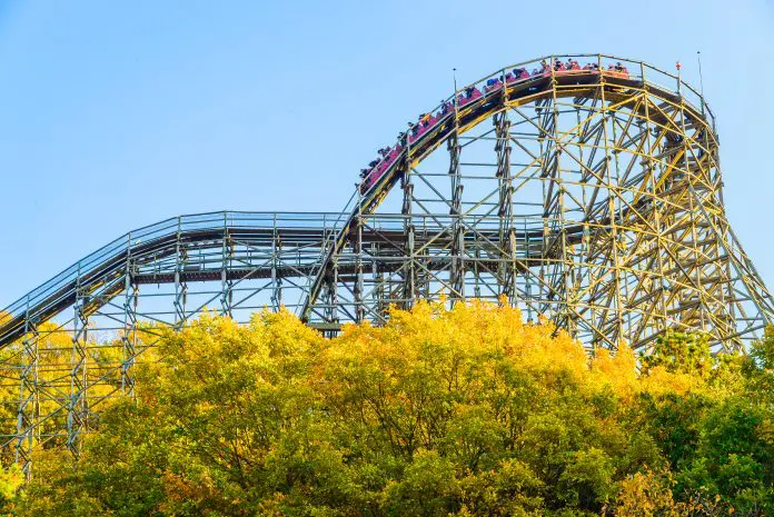 Decolar seleciona atrações radicais para o Dia Internacional da Montanha-Russa. Crédito: Freepik