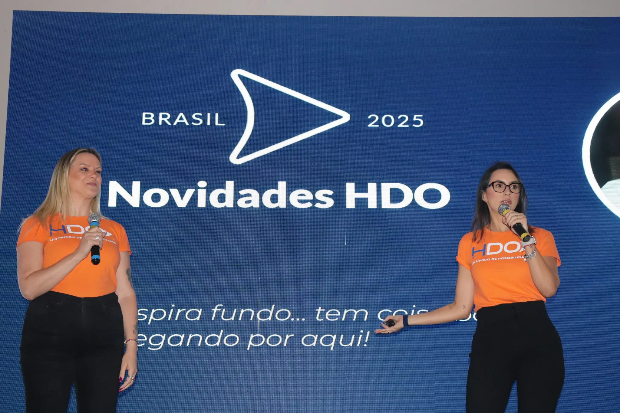 Lia Somavilla, gerente de Contas, e Bruna Barreto, gerente Comercial, apresentam novidades da HotelDO aos agentes durante Campus em Campinas. Crédito: Maurício Herschander/ Brasilturis