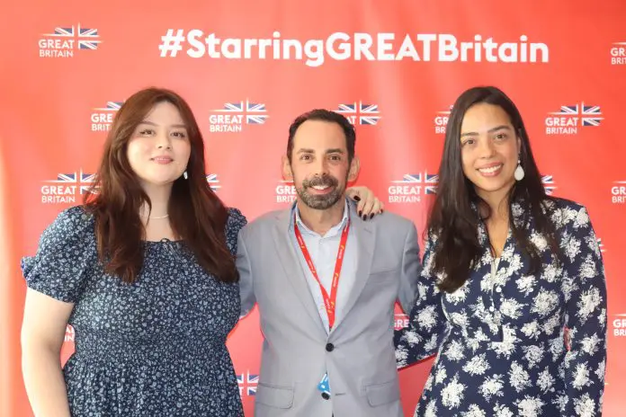 Valdir Miranda,  da British Airways, entre Iris Schardt e Priscila Moraes, do VisitBritain. Crédito: Maurício Herschander/ Brasilturis Downton Abbey