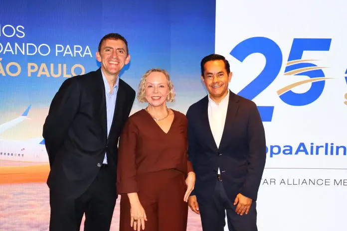 Robert Carey, Monica Afonso e Diego Bermudez, todos da Copa Airlines. Crédito: Felipe Lima/Brasilturis