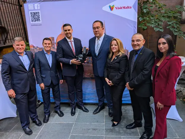 Autoridades do Turismo de Malta recebem premiação de melhor destino de 2025. Crédito: Divulgação Visit Malta