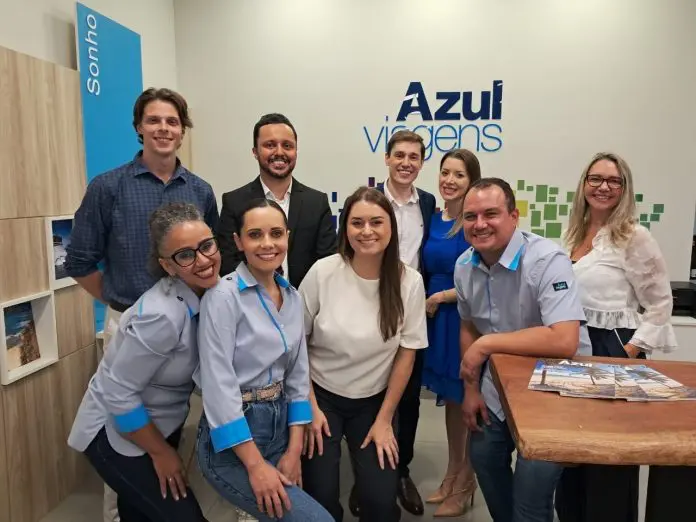 Tripulantes da Azul Viagens na nova loja em Maringá PR Azul Viagens Maringá
