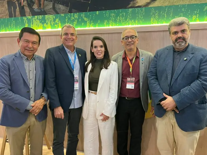 Valdeir Nunes (Contures)- Gustavo Guimarães (Fecomércio Guarapari)- Lorena Vasquez (Setur-ES)- Fernando Otavio (Setur-ES) e Richard Alves (Lab Turismo Consultoria). Crédito: Divulgação Espírito Santo