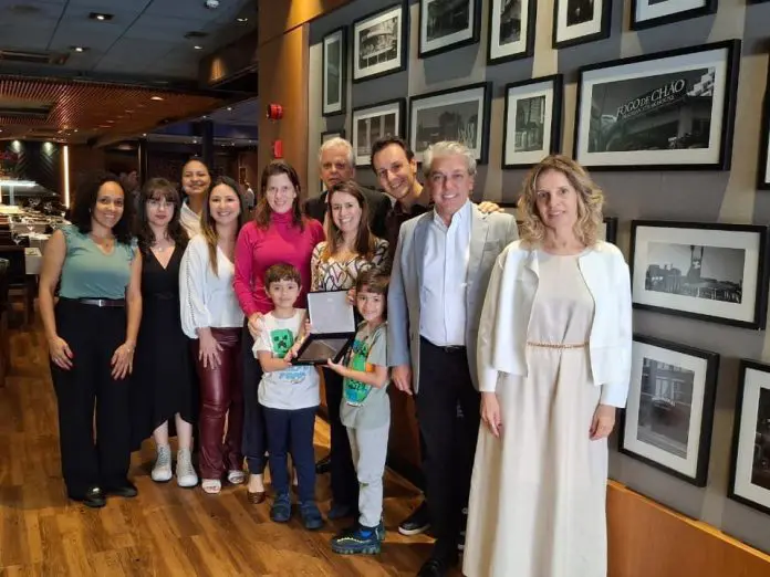 Juliana recebeu uma placa com palavras que destacam a relevância de sua liderança. Crédito: Divulgação Juliana recebeu uma placa com palavras que destacam a relevância de sua liderança. Crédito: Divulgação