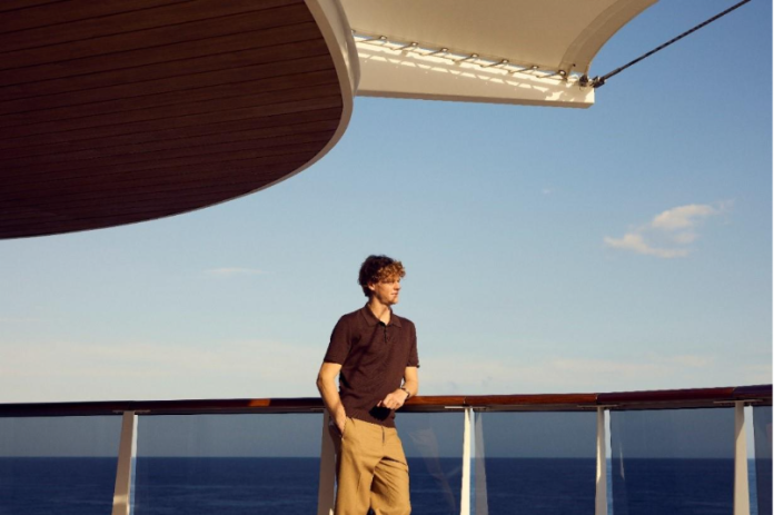 Jannik Sinner, tenista e embaixador global da Explora Journeys, visita o Explora II em experiência exclusiva da marca. Crédito: Divulgação Jannik Sinner, tenista e embaixador global da Explora Journeys, visita o Explora II em experiência exclusiva da marca. Crédito: Divulgação