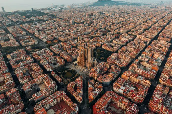 Barcelona se destaca entre melhores cidades para layover. Crédito: Logan Armstrong/ Unsplash