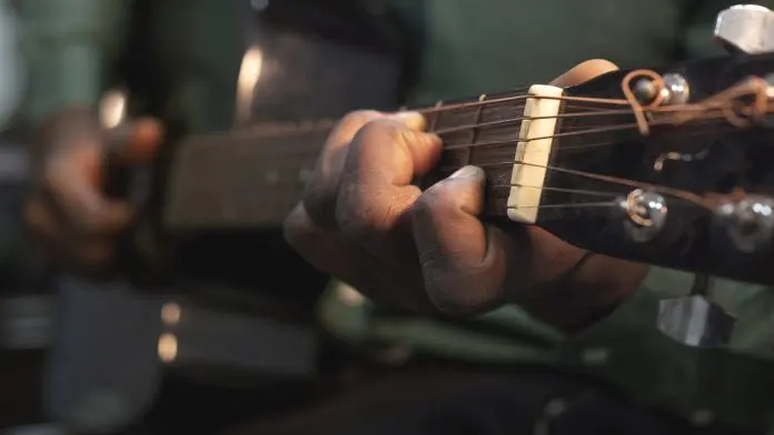 man-playing-music-international-jazz-day Guitarrada