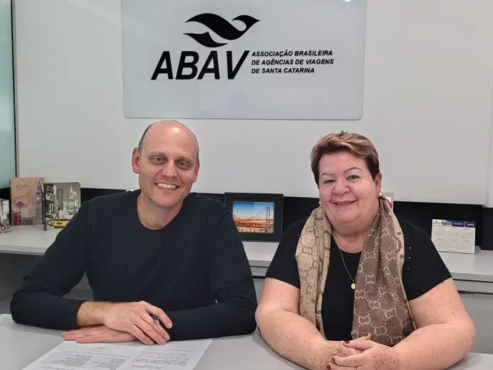 O atual presidente, Thiago Bertola, e Maria Conceição Junckes , diretora que comandará a Abav-SC no biênio 2025-2027. Crédito: Divulgação/Abav-SC