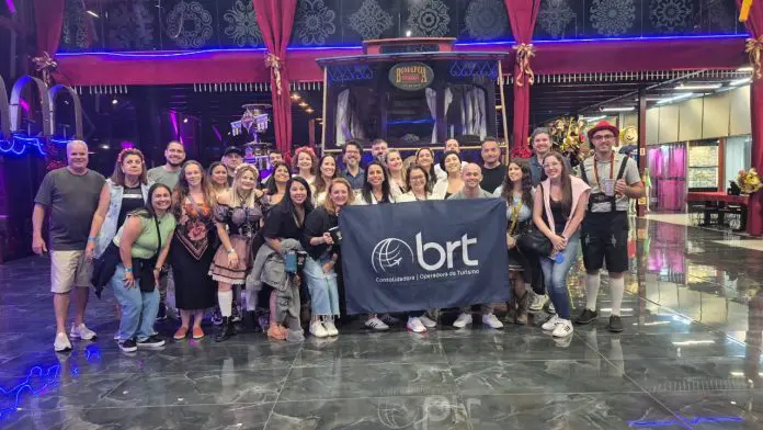 Camarote BRT promove famtour na Oktoberfest 2025 e reúne 80 agentes do Nordeste em experiência exclusiva em Blumenau.