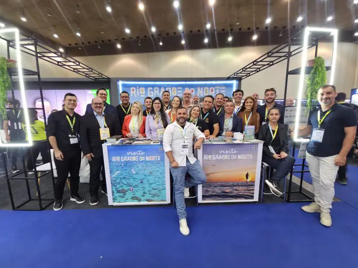 Kayo Feitosa, gerente de Promoção Nacional da Emprotur-RN, em meio à equipe que participou do BTM. Crédito: Kamilla Alves/Brasilturis Kayo Feitosa, gerente de Promoção Nacional da Emprotur-RN, em meio à equipe que participou do BTM. Crédito: Kamilla Alves/Brasilturis
