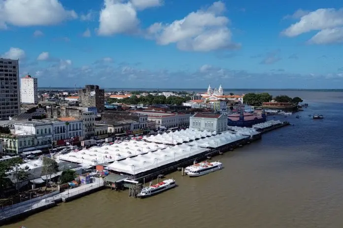 Até 25 de setembro, apenas 87 países haviam garantido acomodações em Belém, menos da metade dos 196 participantes esperados. Crédito: Rafael Medelima cop30 belém