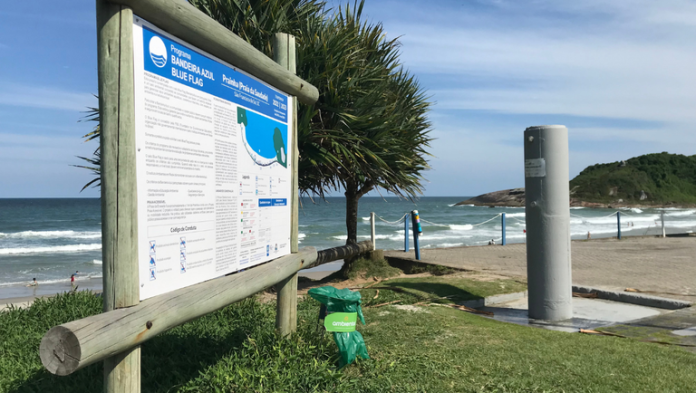 Para receber o selo, os destinos precisam atender a 38 critérios que incluem qualidade da água, gestão ambiental, segurança, infraestrutura, preservação patrimonial e educação ambiental. Foto: Bandeira Azul/Divulgação Para receber o selo, os destinos precisam atender a 38 critérios que incluem qualidade da água, gestão ambiental, segurança, infraestrutura, preservação patrimonial e educação ambiental. Foto: Bandeira Azul/Divulgação
