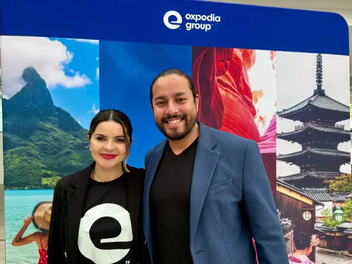 Alexandre Rodrigues com Cassiana Siqueira- da Expedia- no coquetel da Expedia que aconteceu no Lagune Barra Hotel Alexandre Rodrigues com Cassiana Siqueira- da Expedia- no coquetel da Expedia que aconteceu no Lagune Barra Hotel. Crédito: Divulgação