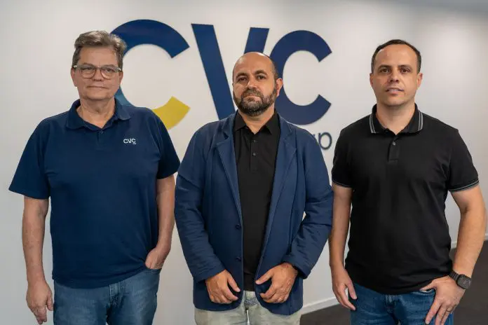 Carlos Eduardo entre Paulo Palaia e Wesley Feliciano, aos quais precisará fazer reportes. Crédito: Divulgação/CVC Corp Carlos Eduardo entre Paulo Palaia e Wesley Feliciano, aos quais precisará fazer reportes. Crédito: Divulgação/CVC Corp