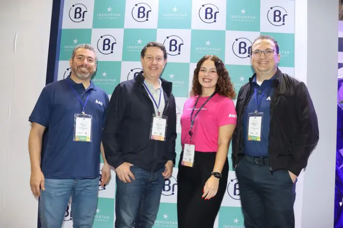 Ricardo Bezerra, Daniel Bicudo, Eduardha Borin e Anderson Serafim, da Azul Linhas Aéreas. Crédito: Diego Siliprando/ Brasilturis