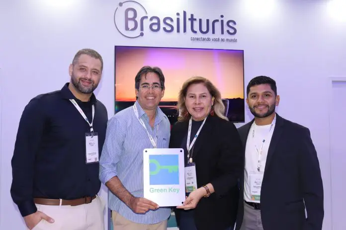 Nycolas Carvalho, do Instituto Nova Maré, e Caio Fonseca, diretor Comercial do Juma Lodge, Aparecida Ikeda, diretora do Juma Lodge, e Roger Fontenele, gerente de Operações do Juma Lodge. Crédito: Maurício Herschander/ Brasilturis Nycolas Carvalho, do Instituto Nova Maré, e Caio Fonseca, diretor Comercial do Juma Lodge, Aparecida Ikeda, diretora do Juma Lodge, e Roger Fontenele, gerente de Operações do Juma Lodge. Crédito: Maurício Herschander/ Brasilturis