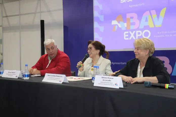 Bruno Mattos, Ana Carolina Medeiros e Adriana Homem de Carvalho durante coletiva de encerramento da Abav Expo 52 Crédito: Kamilla Alves Bruno Mattos, Ana Carolina Medeiros e Adriana Homem de Carvalho durante coletiva de encerramento da Abav Expo 52 Crédito: Kamilla Alves