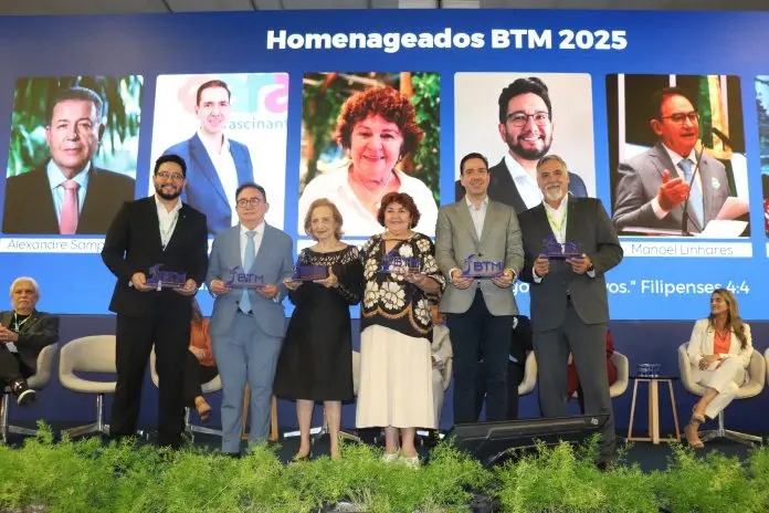 José Neto Monteiro, Manoel Linhares, Norma Lazar, Fátima Queiroz, Eduardo Bismarck e Aldo Siviero: todos homenageados do BTM 2025. Crédito: Felipe Lima/Brasilturis