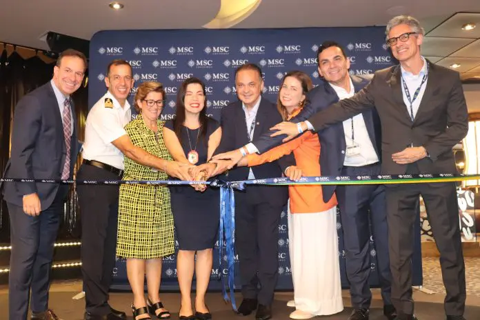 Autoridades e executivos realizam corte simbólico da fita, inaugurando a temporada de Cruzeiros 2025/26. Crédito: Maurício Herschander/ Brasilturis MSC temporada de cruzeiros