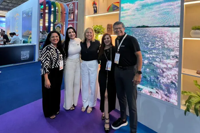 Mucila Pereira (Triboju), Manuela Fay (APFN), Lúcia Smith (APFN), Fabiana De Sanctis(APFN) e Alex (Nannai) na Abav Expo 2025 Crédito: Divulgação/APFN