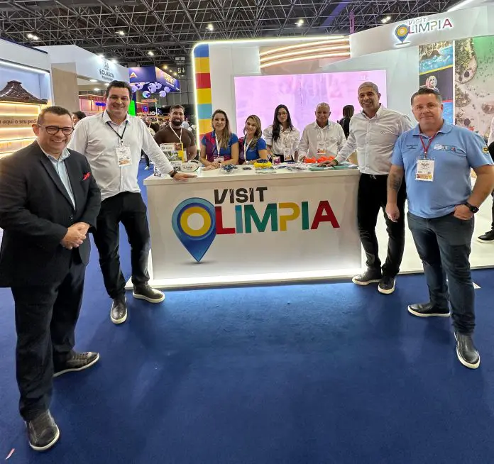 O prefeito de Olímpia Eugenio (Geninho) José Zuliani (o segundo da esquerda para a direita) e o Secretário de Turismo Beto Puttini (de camisa polo azul na extrema direita) com executivos do coletivo O prefeito de Olímpia Eugenio (Geninho) José Zuliani (o segundo da esquerda para a direita) e o Secretário de Turismo Beto Puttini (de camisa polo azul na extrema direita) com executivos do coletivo