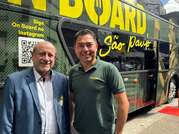 Toni Sando, presidente do São Paulo Convention & Visitors Bureau, e Rafael Sampaio, um dos fundadores da On Board Bus. Crédito: Felipe Lima/Brasilturis Toni Sando, presidente do São Paulo Convention & Visitors Bureau, e Rafael Sampaio, um dos fundadores da On Board Bus. Crédito: Felipe Lima/Brasilturis