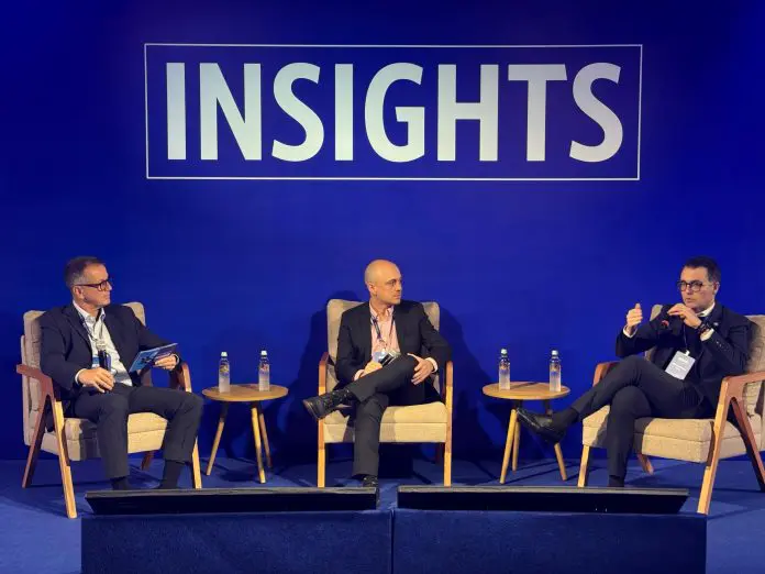 Ricardo de Oliveira, gerente de Vendas da Delta no Brasil; André Pazin, gerente sênior de Inteligência e Estratégia de Clientes da Latam; e Mauricio Parise, vice-presidente de Experiência do Cliente da Delta. Crédito: Felipe Lima/Brasilturis Ricardo de Oliveira, gerente de Vendas da Delta no Brasil; André Pazin, gerente sênior de Inteligência e Estratégia de Clientes da Latam; e Mauricio Parise, vice-presidente de Experiência do Cliente da Delta. Crédito: Felipe Lima/Brasilturis