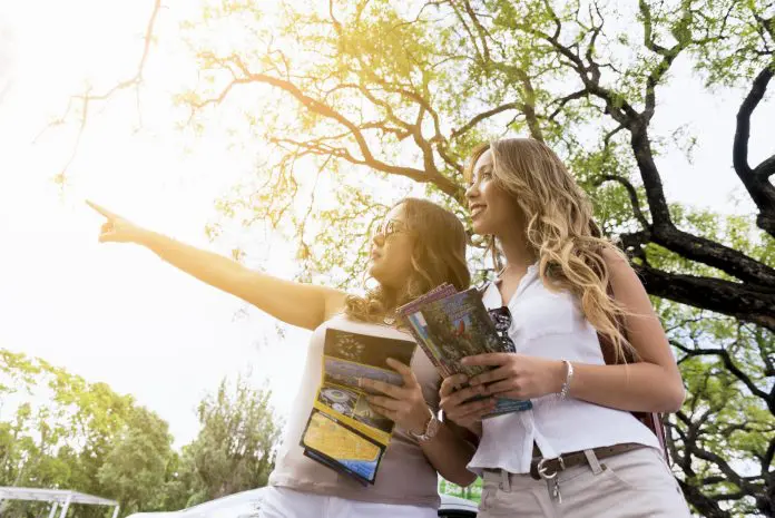 O relatório indica que dois em cada três passageiros da região priorizam a redução do tempo de processamento nos aeroportos e 42% querem receber atualizações em tempo real por aplicativos. Crédito: freepik viagens américa latina