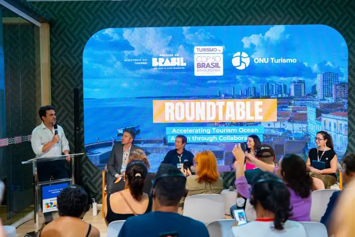 Debate no estande do Ministério do Turismo na COP30 discute turismo, clima e proteção dos oceanos. Crédito: Henrique Huff/MTur