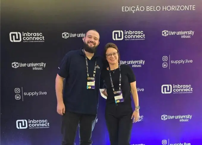 André Victor, executivo de Novos Negócios, e Glaucia Penido, executiva de Relacionamento da FBT. Crédito: Divulgação Flytour Business Travel marca presença na Inbrasc BH