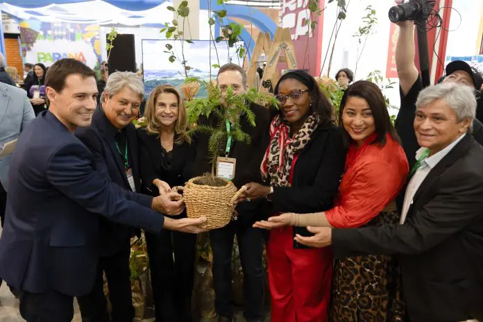 Eduardo Zorzanello, Marta Rossi com a filha de Wilson Sierra, Marisa Borges, a neta Karen Wartha e o bisneto Martin Wartha. Crédito: Divulgação Festuris Costa Rica