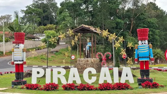 Entrada de Piracaia com decoração natalina. Crédito: Divulgação