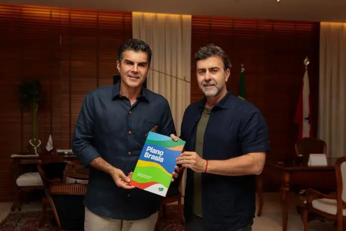 Freixo presenteou Barbalho com uma medalha que celebra os 60 anos da Embratur e um exemplar do Plano Brasis Embratur COP30