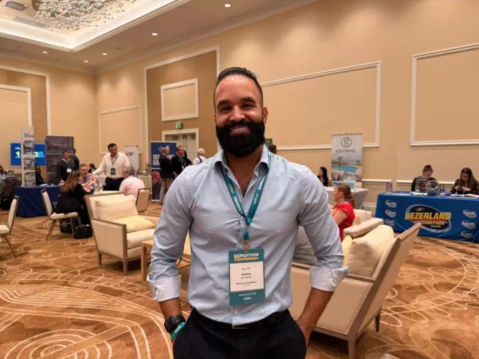 Adailton Moura, da Discover Destinations, durante o Expedition Kissimmee em Orlando. Crédito: Amanda Leonel/Brasilturis