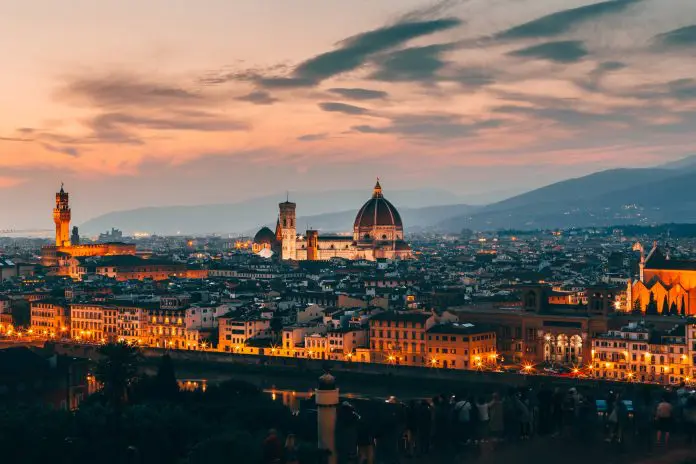 Beautiful aerial shot of Florence, Italy architecture in the evening Itália turismo raízes