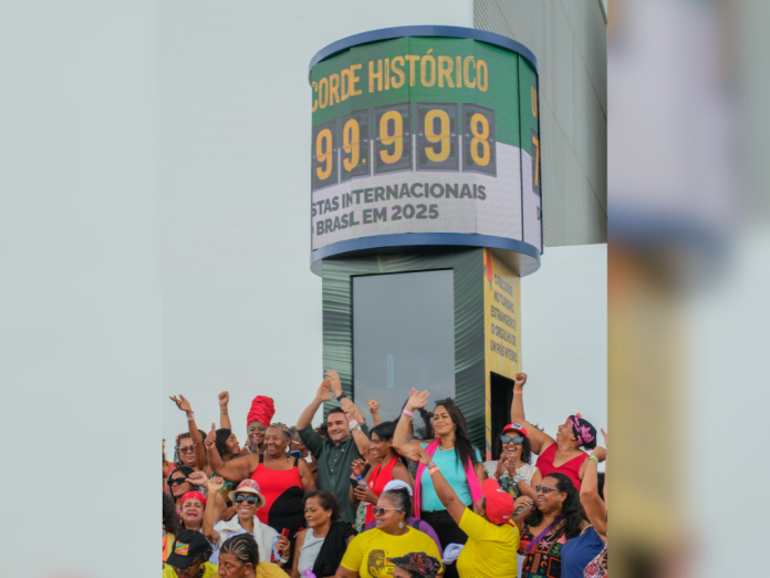 “Turistômetro” instalado na Esplanada dos Ministérios projeta, em tempo real, a chegada de turistas internacionais ao Brasil. Crédito: André Zímmerer/ Dhavid Normando/MTur