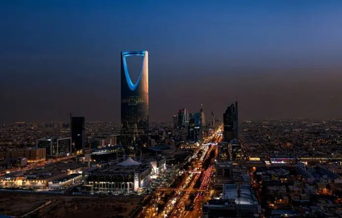 Riad é a capital e maior cidade da Arábia Saudita, com uma mistura de arranha-céus modernos e atrações históricas e culturais Crédito: Divulgação Riad é a capital e maior cidade da Arábia Saudita, com uma mistura de arranha-céus modernos e atrações históricas e culturais Crédito: Divulgação