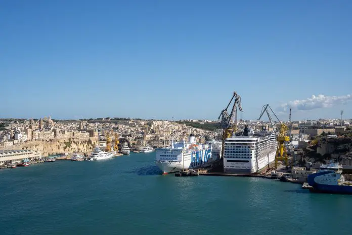 MSC Magnifica entrando no estaleiro Palumbo, em Malta