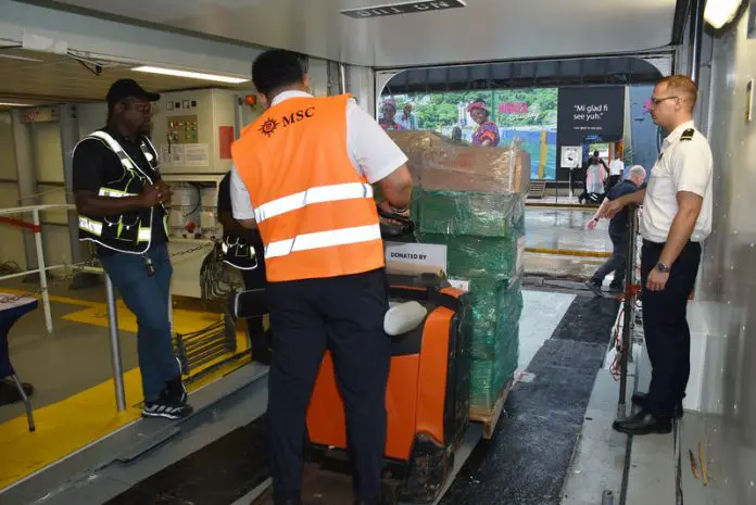 O MSC Divina transportou 3.360 galões de água potável e 264 lonas até a cidade de Ocho Rios. Crédito: Divulgação/MSC