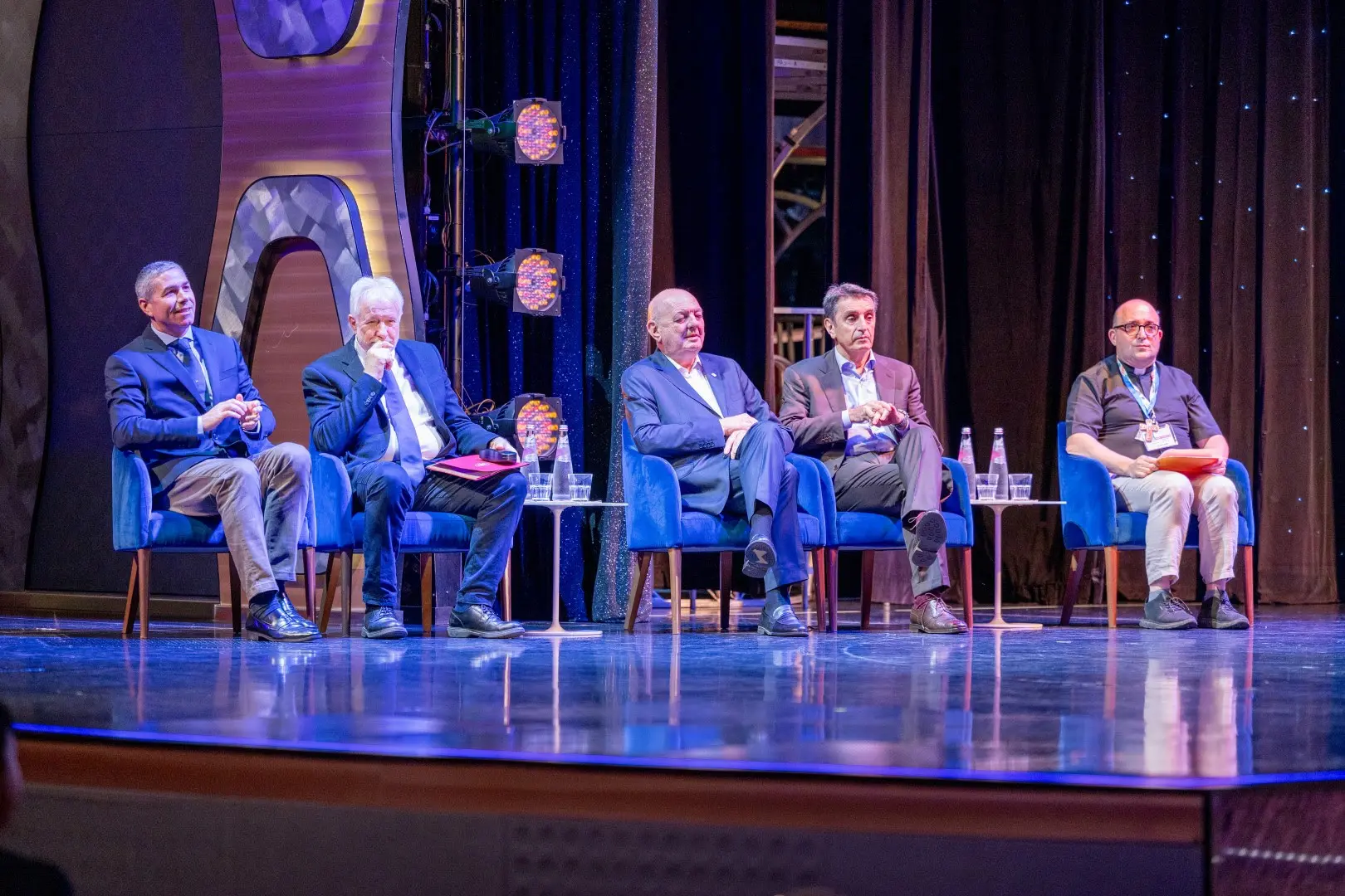 Dario Rustico, Irmão Gedovar Nazarri, ministro Gilberto Pichetto Fratin, embaixador Alessandro Cortese e Padre Massimiliano Parrella no lançamento do documentário a bordo. Crédito: Divulgação/Brasilturis