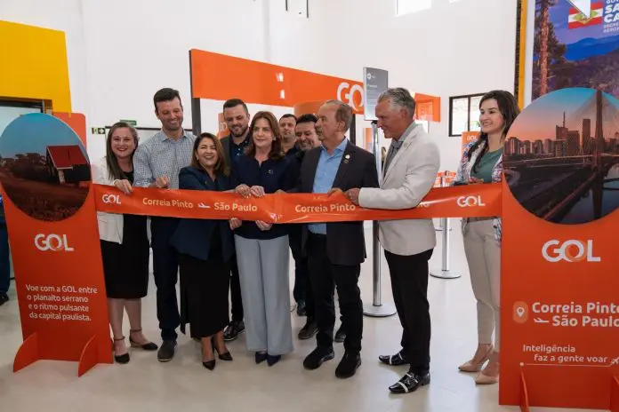 Durante o corte de faixa inaugural no aeroporto de Lages/Correia Pinto (EEA), estavam presentes, entre outros, Lucia Ortiz, prefeita de Correia Pinto (SC), Carmen Zanotto, prefeita de Lages (SC), Jorginho Mello, governador de Santa Catarina, e Ivan Amaral, secretário adjunto de Portos, Aeroportos e Ferrovias (SPAF SC) Crédito: Julia Faé Linhares/Divulgação Gol Durante o corte de faixa inaugural no aeroporto de Lages/Correia Pinto (EEA), estavam presentes, entre outros, Lucia Ortiz, prefeita de Correia Pinto (SC), Carmen Zanotto, prefeita de Lages (SC), Jorginho Mello, governador de Santa Catarina, e Ivan Amaral, secretário adjunto de Portos, Aeroportos e Ferrovias (SPAF SC) Crédito: Julia Faé Linhares/Divulgação Gol