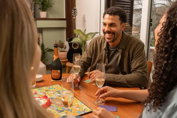 Vinícola Aurora e Azul selam parceria para brindar o Réveillon a bordo