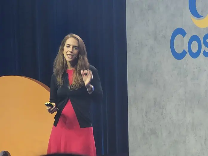 Karen Lellouche Tordjman, managing director e senior partner da Boston Consulting Group, durante apresentação no Costa Global Summit, em Barcelona. Crédito: Kamilla Alves/Brasilturis Karen Lellouche Tordjman, managing director e senior partner da Boston Consulting Group, durante apresentação no Costa Global Summit, em Barcelona. Crédito: Kamilla Alves/Brasilturis