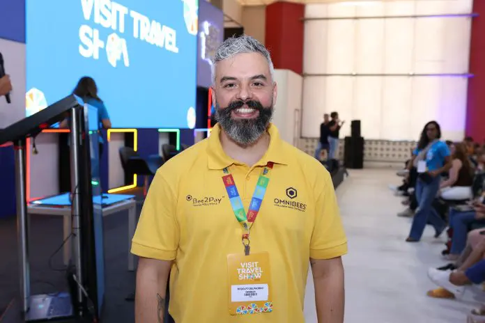 Rodolfo Delphorno, diretor de vendas da Omnibees, apresenta dados de desempenho hoteleiro de Porto de Galinhas durante o Visit Travel Show, em Ipojuca (PE). Crédito: Diego Siliprando/Brasilturis