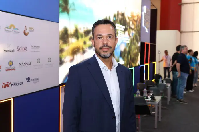 Diego Moretti, diretor do Aeroporto Internacional do Recife, apresenta dados de crescimento e novos projetos de infraestrutura da Aena durante o Visit Travel Show, em Ipojuca (PE). Crédito: Diego SIliprando/Brasilturis