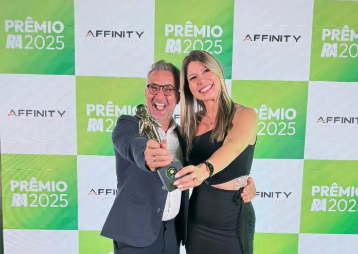 Alexandre Lança e Valéria Pereira receberam o troféu na cerimônia do RA 2025, Crédito: Divulgação/Affinity Seguro Viagem Alexandre Lança e Valéria Pereira receberam o troféu na cerimônia do RA 2025, Crédito: Divulgação/Affinity Seguro Viagem