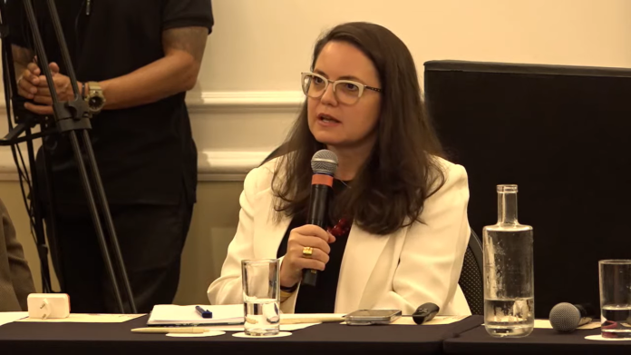 Especialista Jaqueline Gil durante webinário da Skål Internacional São Paulo. Crédito: Reprodução COP30