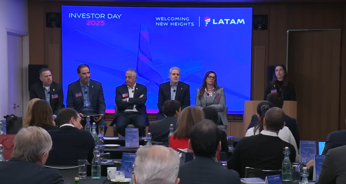 Ramiro Alfosín, vice-presidente comercial da Latam, apresenta em Nova York a estratégia para ampliar receitas premium, fidelidade e expansão internacional até 2027. Crédito: Reprodução/Latam Ramiro Alfosín, vice-presidente comercial da Latam, apresenta em Nova York a estratégia para ampliar receitas premium, fidelidade e expansão internacional até 2027. Crédito: Reprodução/Latam