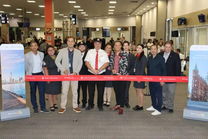 Equipe da Air Canada e do RIOgaleão celebraram o retorno da rota para Toronto com corte da fita. Crédito: Felipe Lima/Brasilturis Equipe da Air Canada e do RIOgaleão celebraram o retorno da rota para Toronto com corte da fita. Crédito: Felipe Lima/Brasilturis