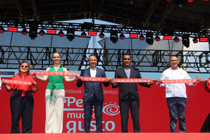 Autoridades cortam a faixa e dão início oficial à Peru Mucho Gusto. Crédito: Maurício Herschander/ Brasilturis